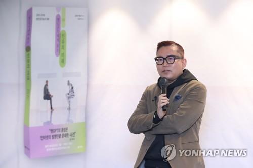 (서울=연합뉴스) 강민지 기자 = 27일 오후 서울 중구 달개비에서 뇌과학자 김대식 카이스트 교수가 질문하고 챗 GPT가 대답한 '챗GPT에게 묻는 인류의 미래' 출간 기자간담회가 열리고 있다. 사진은 이날 간담회에서 강연하는 김 교수. 2023.2.27