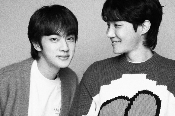 [종합] "눈 마주치지마"…방탄소년단 제이홉, '조교' 진 조언 속 군입…