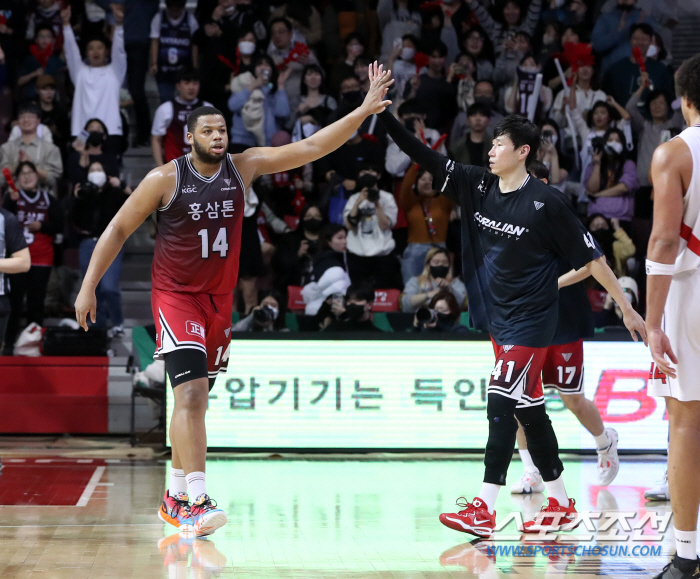 [현장분석] 오세근-스펠맨-먼로 KGC 트리플 포스트, EASL의 히든카…