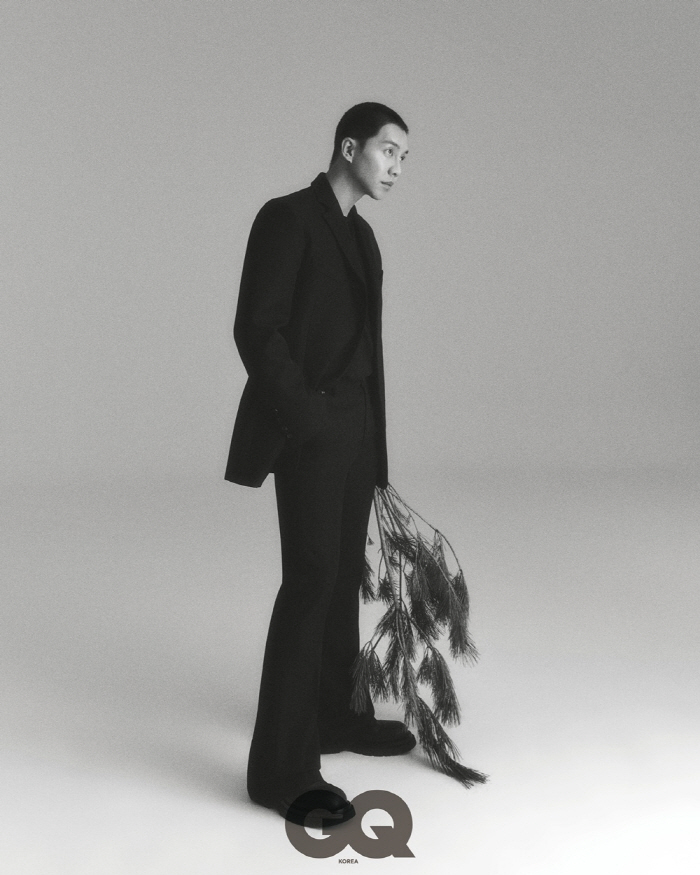 '이다인♥' 이승기, 신부는 어디가고..삭발에 왕관 쓴 솔로 화보