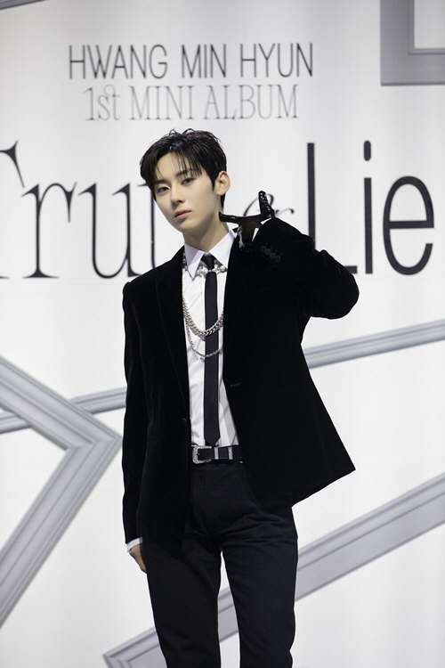 [SC현장] "뉴이스트 꽃길 응원"…황민현, 12년째 '중꺾마' 3번째 …