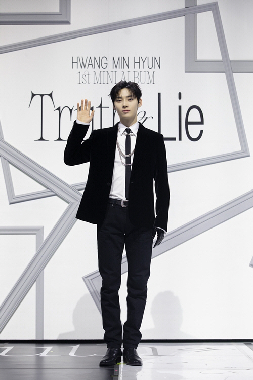[SC현장] "뉴이스트 꽃길 응원"…황민현, 12년째 '중꺾마' 3번째 …
