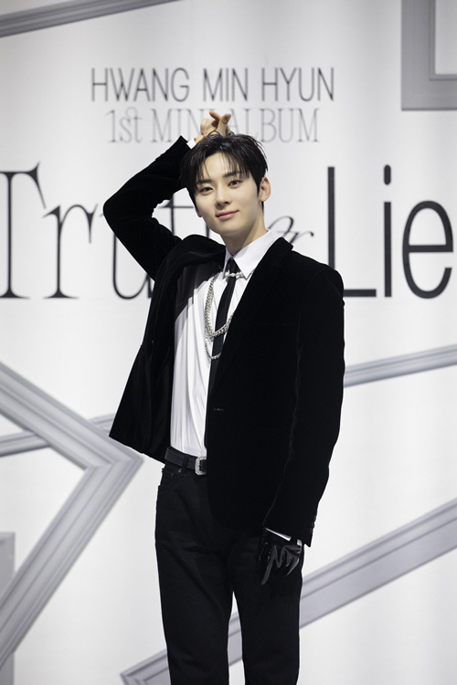 [SC현장] "뉴이스트 꽃길 응원"…황민현, 12년째 '중꺾마' 3번째 …