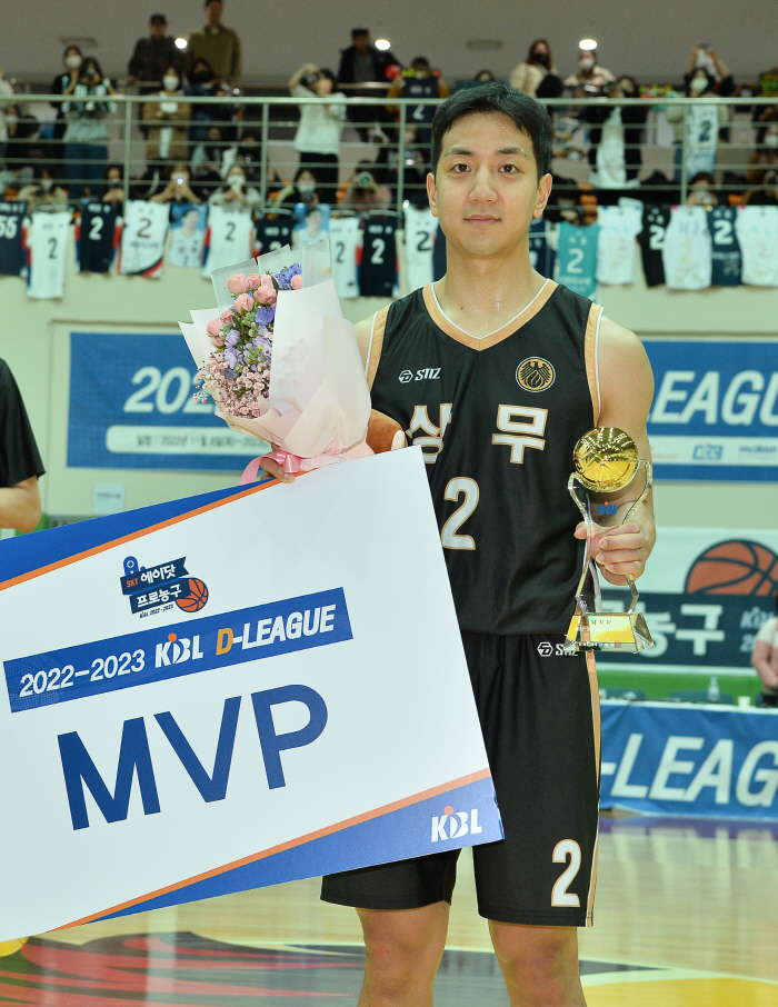 '군인' 허 훈 "상무의 D리그 우승+MVP 수상을 신고합니다"
