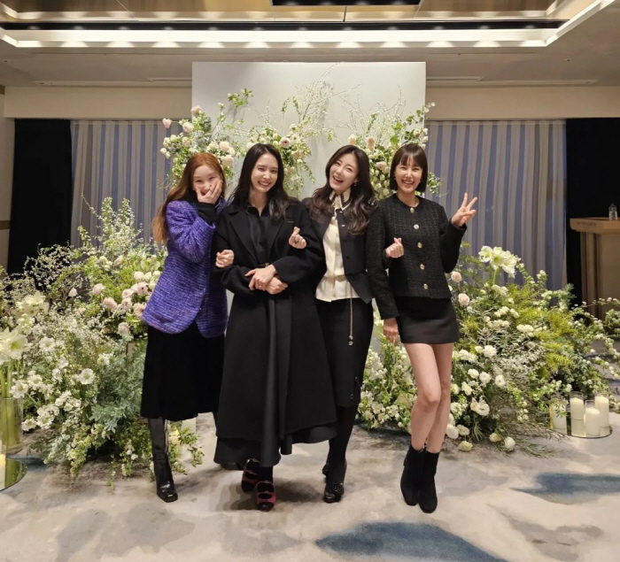 '결혼' 서인영, 표정부터 행복한 '새신부'...'단아' 드레스 자태