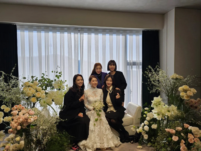 '결혼' 서인영, 표정부터 행복한 '새신부'...'단아' 드레스 자태