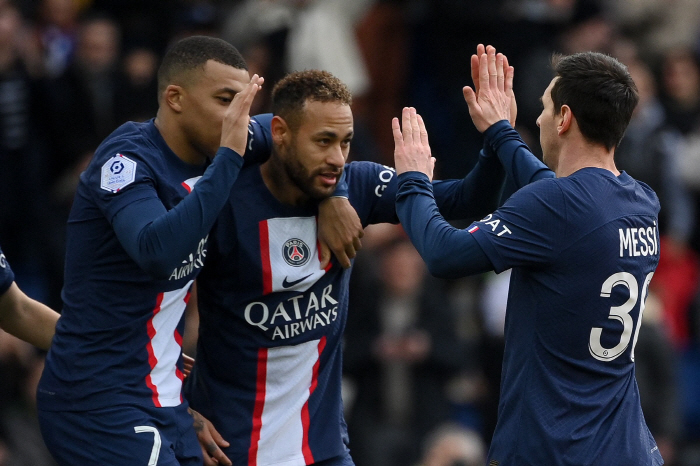 英 더 타임지 "PSG MNM 라인 해체 확정적. PSG 스리톱 중 적어…