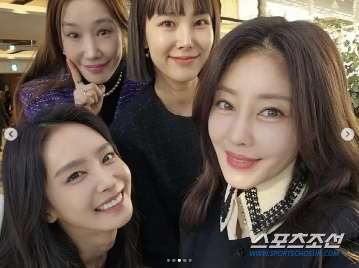 쥬얼리 멤버들, '서인영 결혼식'에 총집합…그런데 조민아는 왜 안보이지?
