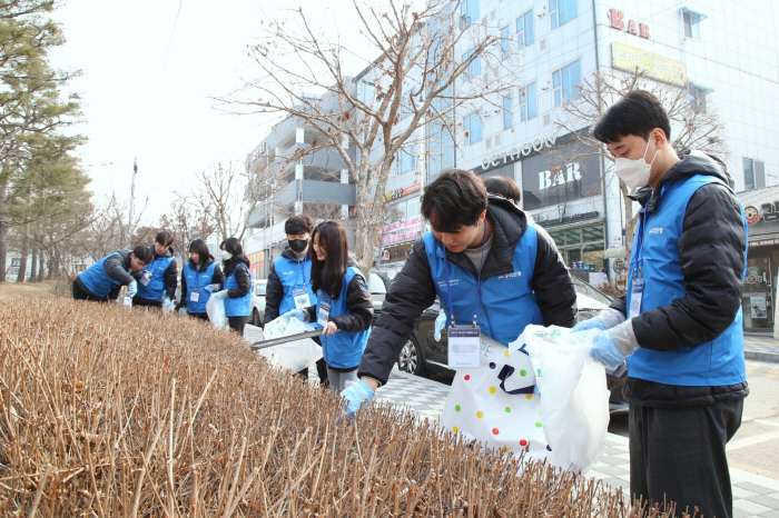우리은행 신입행원, 안성시 일대 환경 정비 '플로깅' 진행