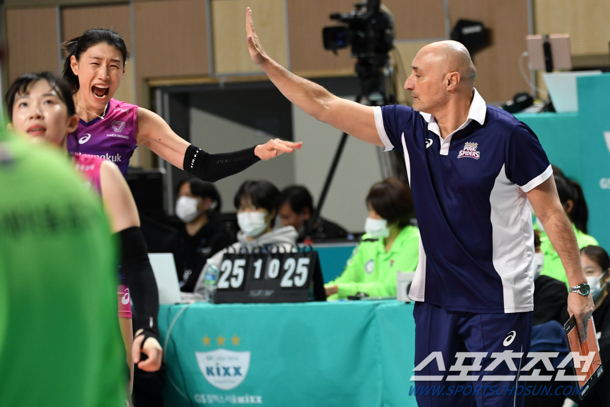 '김연경 스승'의 선진배구, 흥국생명에 혼란 됐나? 우승 향한 열망은 '…