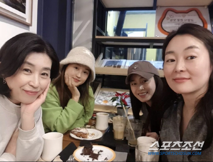 '43세' 김태희, 꾸미지 않았는데도 얼굴에서 빛이… '컴백 준비' 다 …