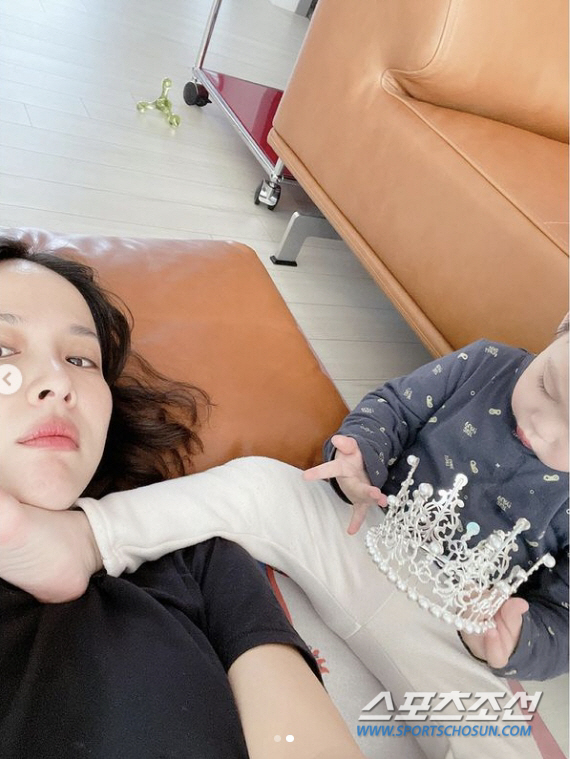 여배우 목에 발을 '턱' 올려놓은 사람은? 조여정, "얼굴은 알아서 조심…
