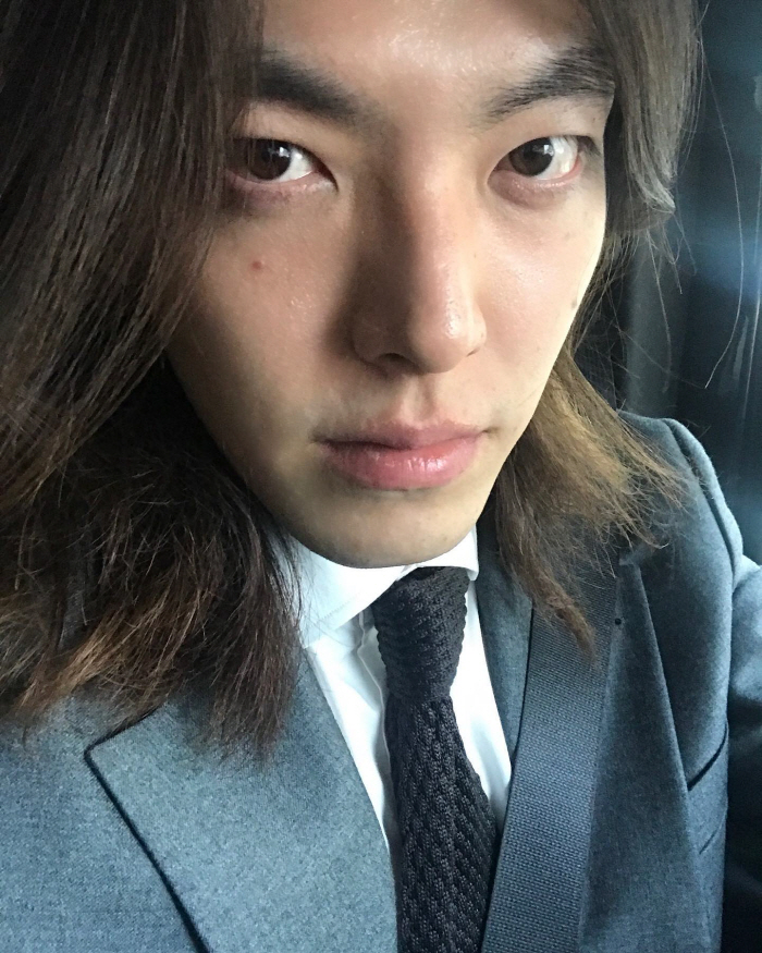'신민아♥' 김우빈, 마트에서 포착된 '장발남'...긴 머리 파격 비주얼