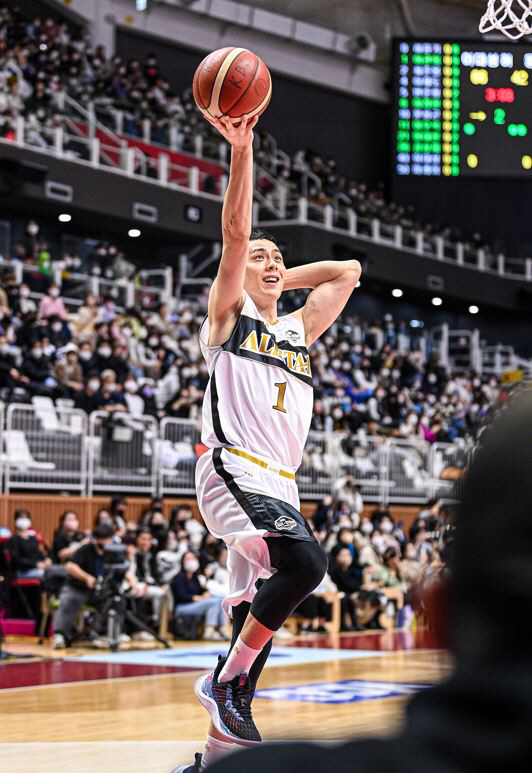 KBL 올스타 유니폼경매 작년 1위 허 웅을 제친 선수는?