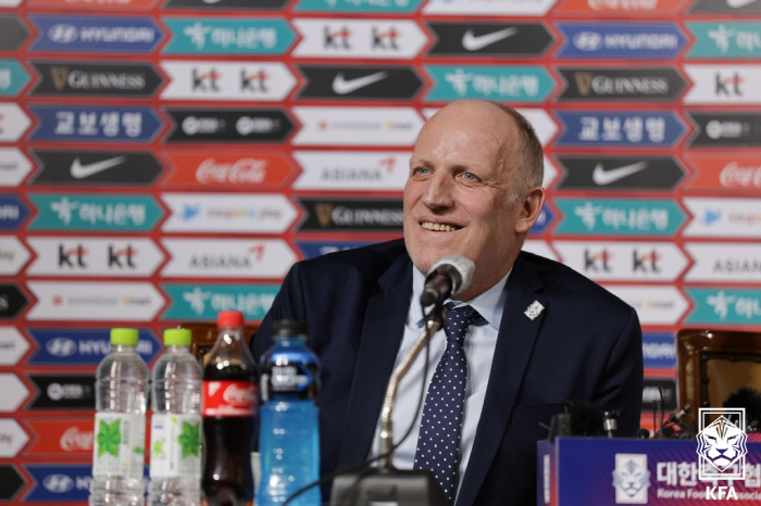 뮐러 위원장 "FIFA 어워즈, 벨링엄 뽑은 이유? 세계 최고의 박투박이…