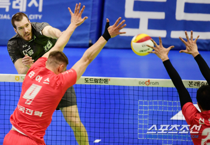 링컨+정지석 39점 합작 대한항공, 한국전력에 3대1완승. 1위로 현대캐…
