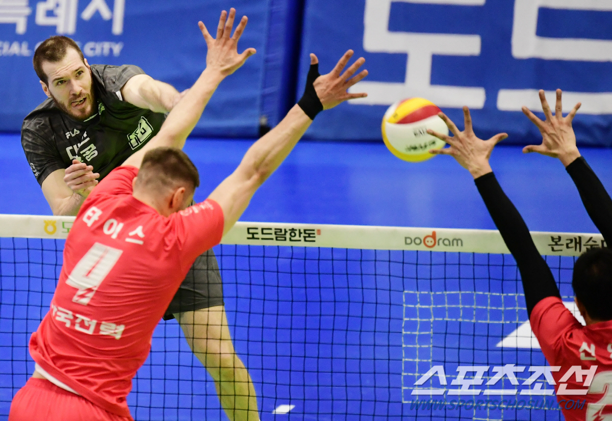 링컨+정지석 39점 합작 대한항공, 한국전력에 3대1완승. 1위로 현대캐…