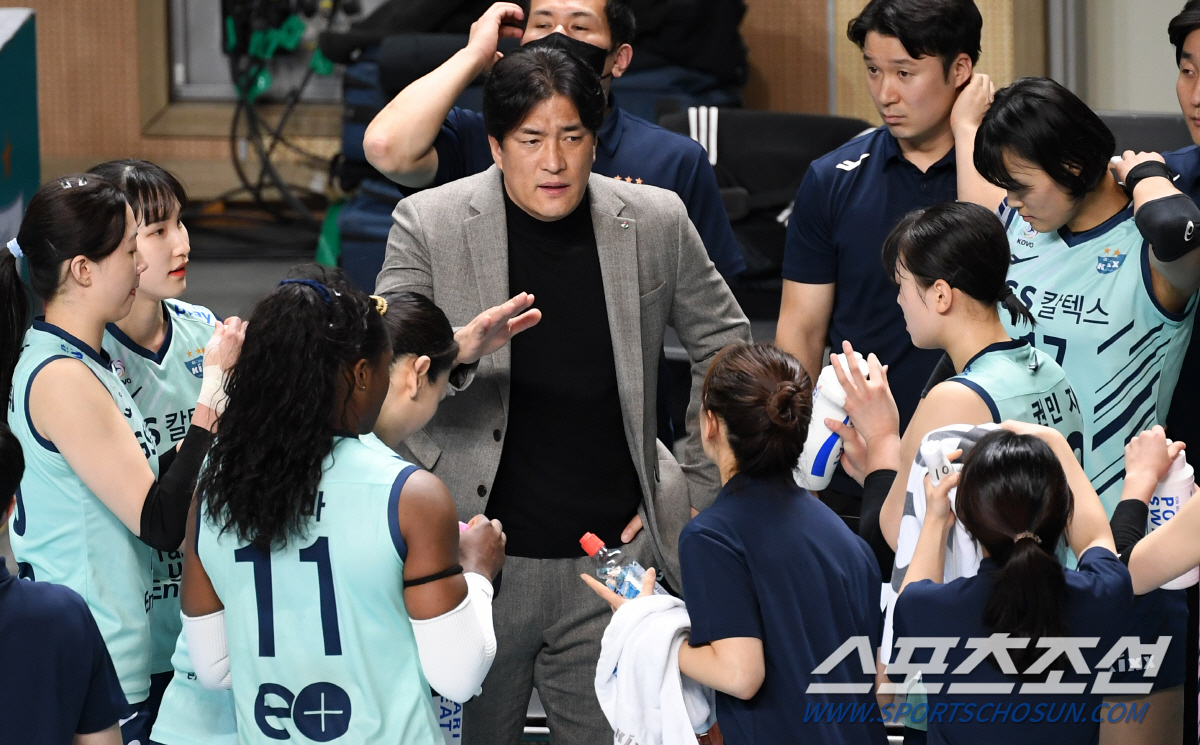 봄배구 멀어진 GS칼텍스 "현대건설만 만나면…남은 시즌 고민" [장충패장…