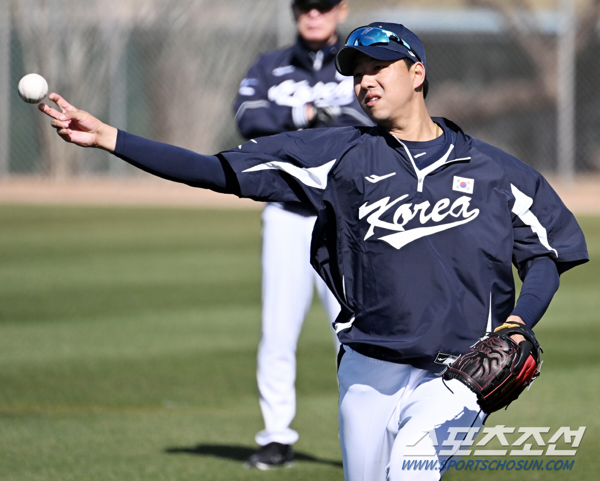 피곤해도 미소로 팬들과 찰칵. 156km 사이드암의 부드러운 팬서비스. …