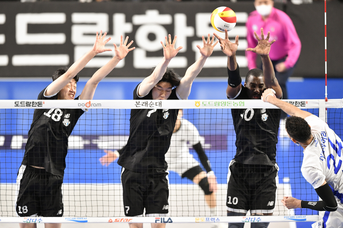 대한항공 웃는다…현대캐피탈, 최하위 '고춧가루 폭탄'에 승점 3점 불발