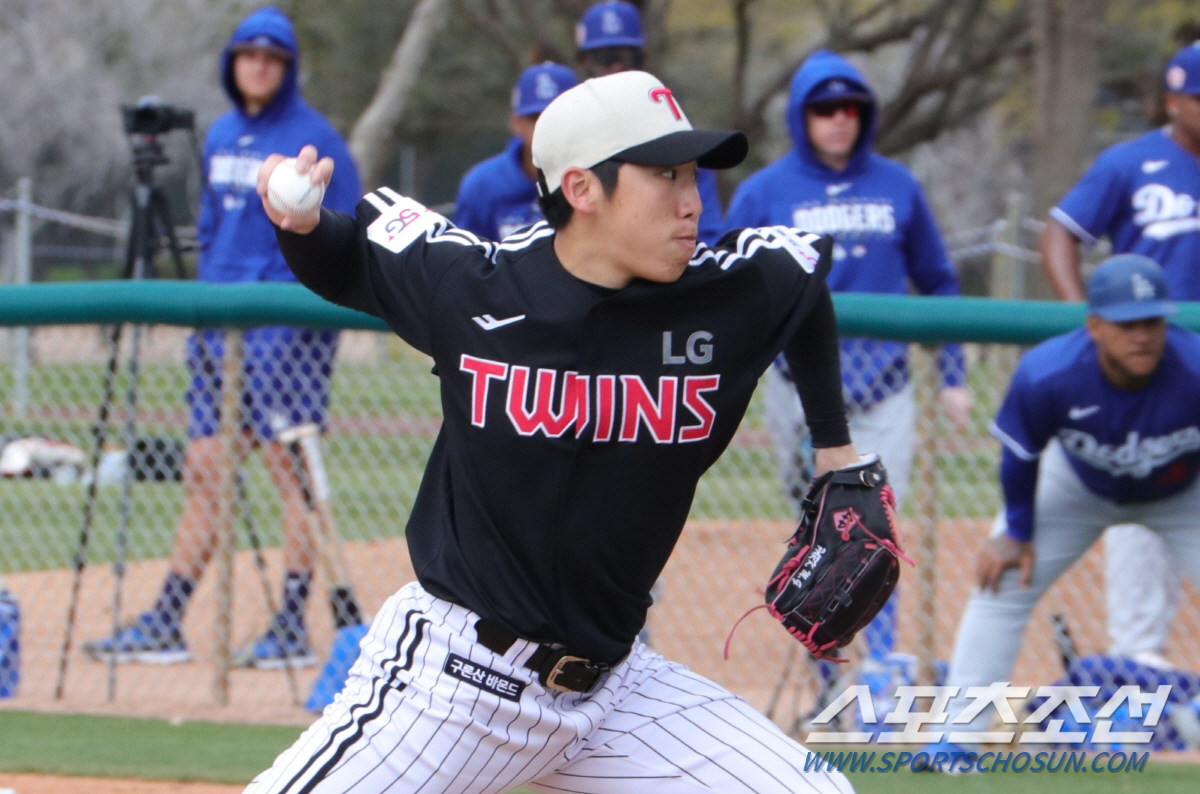 고3때 AG 추천 증명한 신인 사이드암. 첫 등판 146km. 실점 위기…