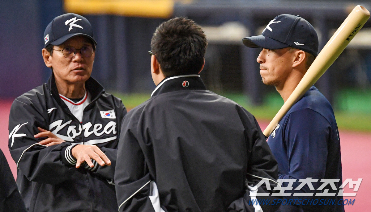 유일하게 한국어 못하지만... 하루만에 대표팀에 녹아든 푸른눈의 외국인.…