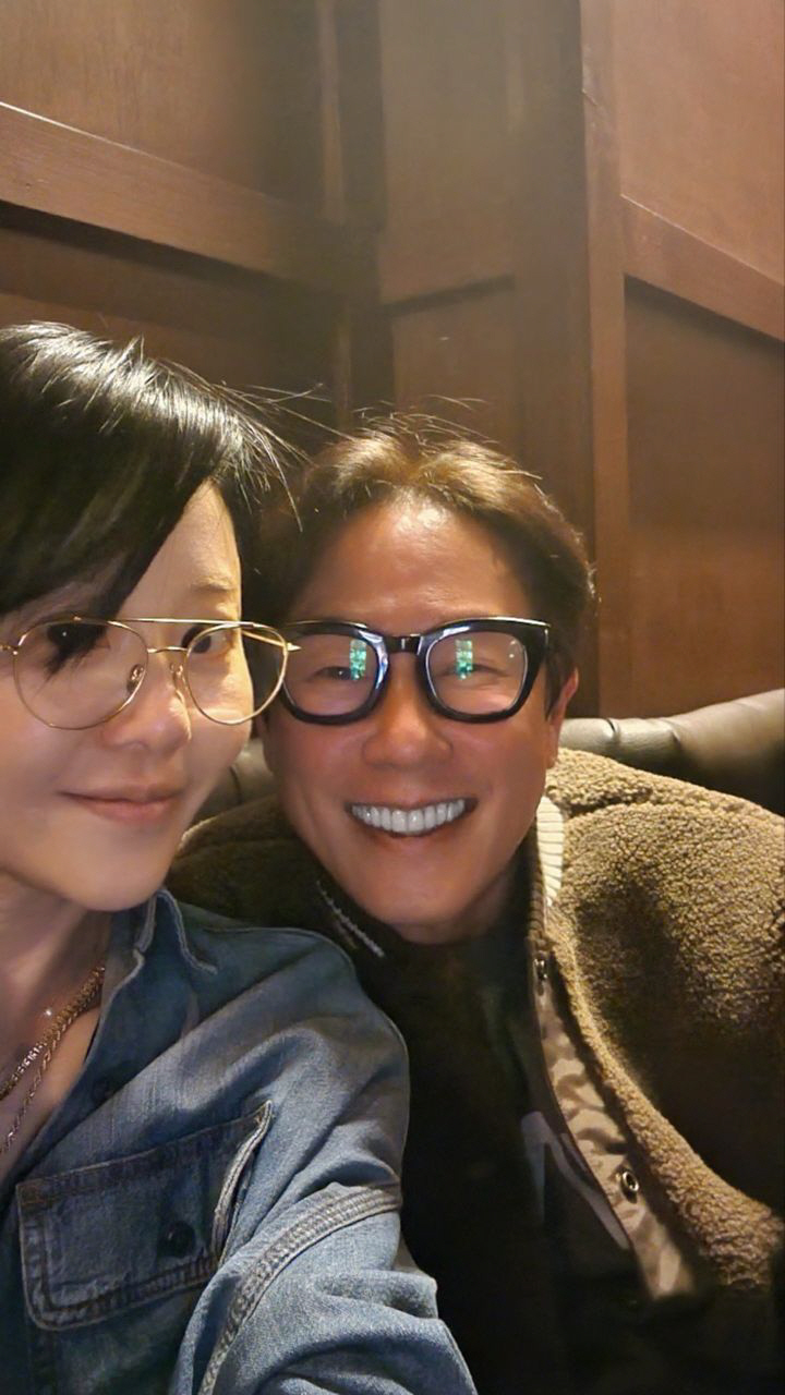 고현정, 볼 살 '쏙' 빼고 '생일파티' 포착...민낯 자랑하며 윤종신과…