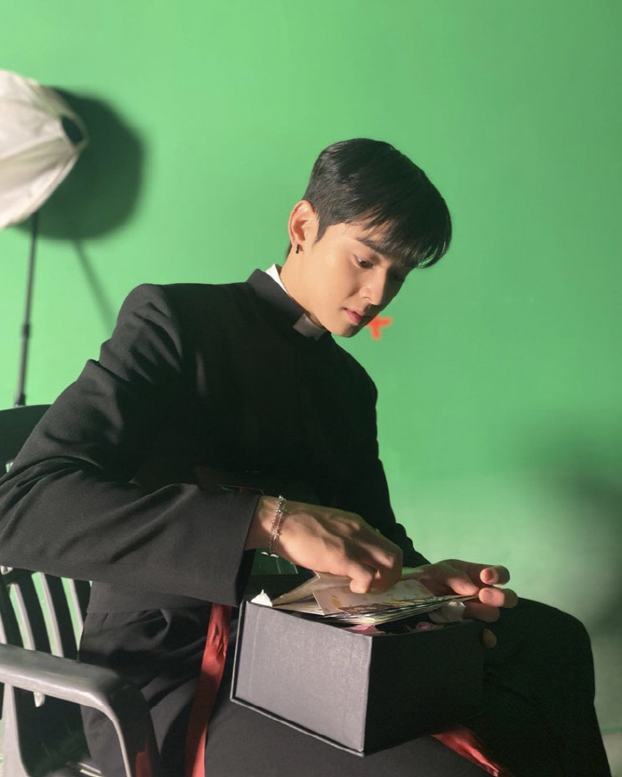 사제복 입은 차은우, 요한 신부님이라 불러주세요