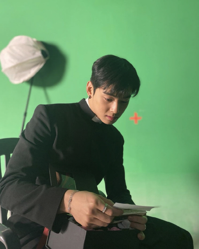 사제복 입은 차은우, 요한 신부님이라 불러주세요