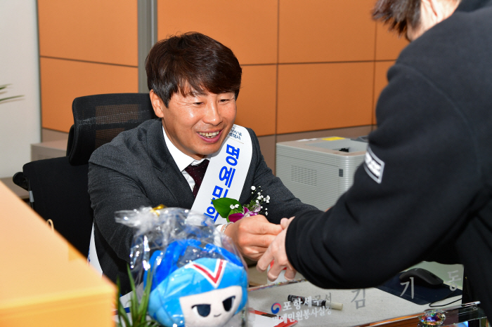 김기동 포항 감독, 포항세무서 일일 명예민원봉사실장 위촉