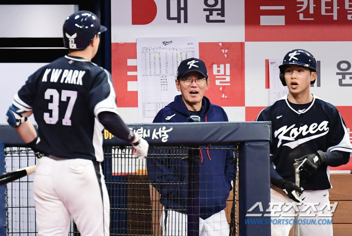 '깜짝 3루수 변신→홈런+2루타까지' 태극마크 단 박건우, 하루가 알찼다…