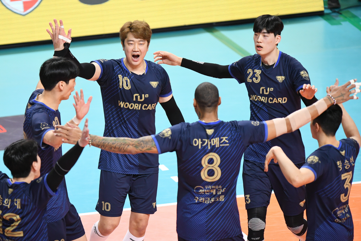 봄 배구 승부처, 우리카드가 웃었다…한국전력에 셧아웃 완승[장충 리뷰]