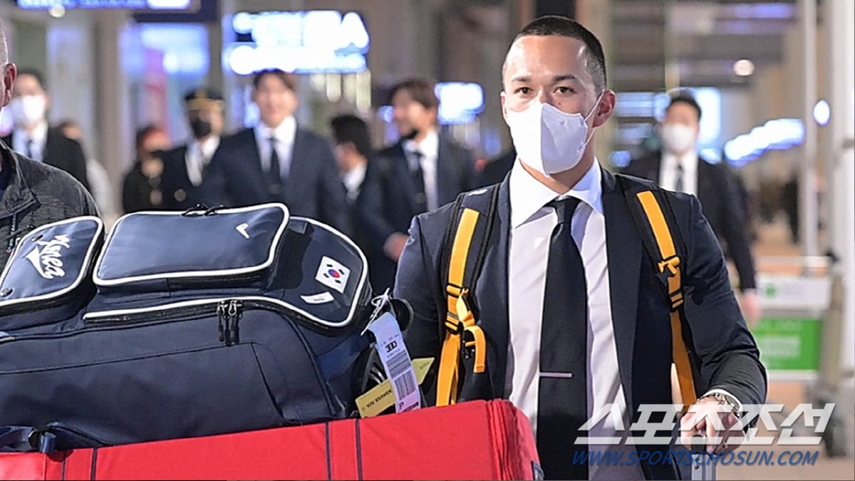 '태극기 새겨진 가방과 함께' 일본 입성한 토미 에드먼, 태극마크 무게감…