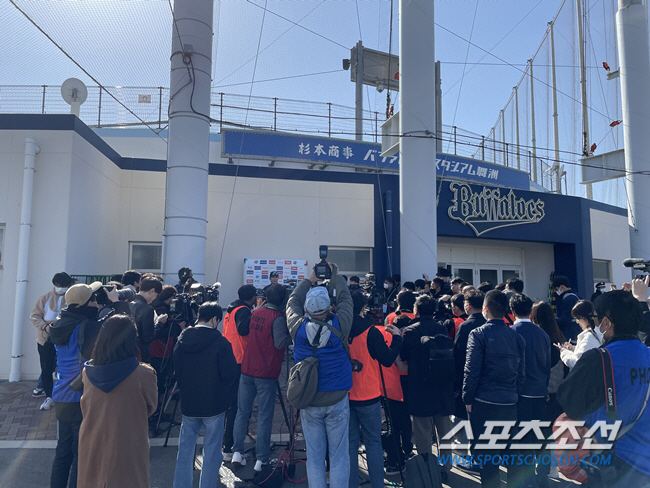 '오타니 빈볼 발언' 해명했지만…고우석에게 몰린 일본 취재진[오사카 현장…