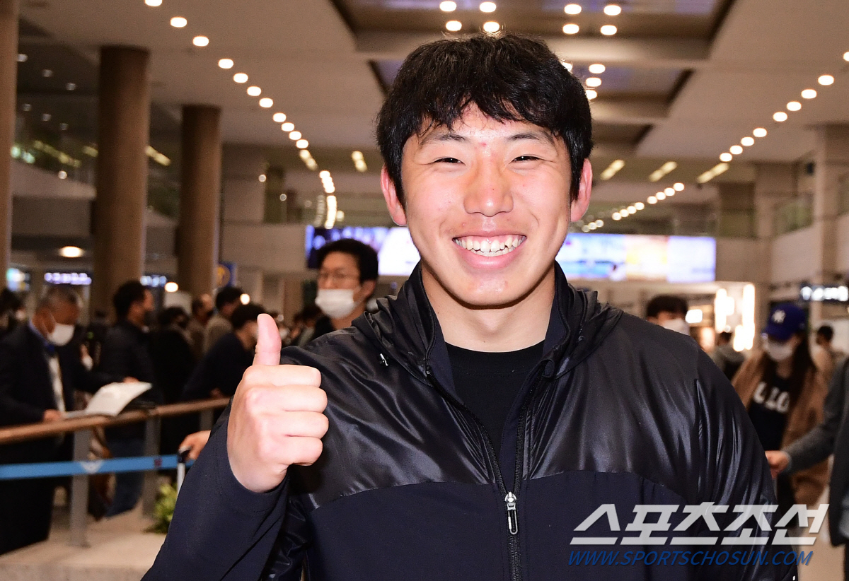 AG추천→유일한 1군 캠프 신인→개막 엔트리 후보→선발 후보. 갈수록 격…