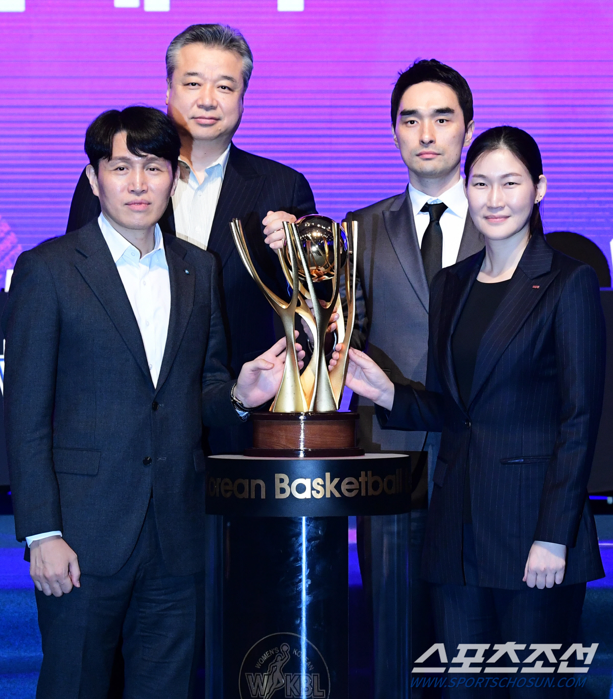 6일 오후 서울 여의도 63컨벤션센터 그랜드볼룸에서 여자프로농구 플레이오프 미디어데이가 열렸다. 미디어데이에 참석한 4개 구단 감독과 대표선수들. 여의도=송정헌 기자 songs@sportschosun.com/2023.03.06/