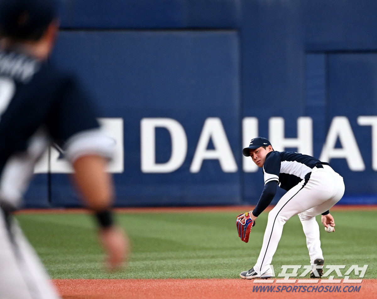 몸 날려 3루 슬라이딩까지…오지환의 실책 만회 투혼[오사카 현장]