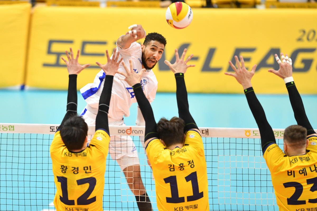 고춧가루 못 피했다…KB손보 봄 배구 탈락 확정, 삼성화재 5연패 탈출[…