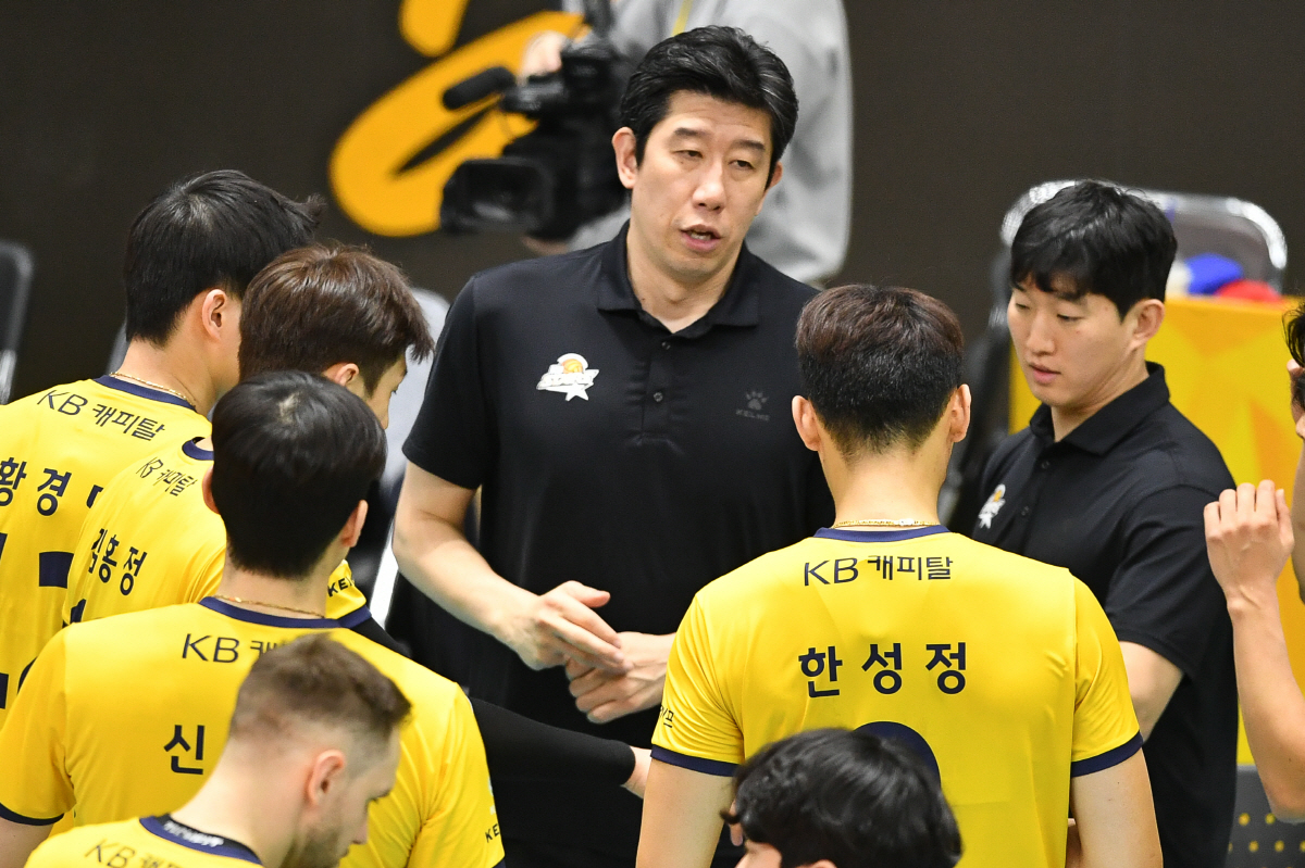 충격 완패…굳은 표정의 후인정 감독 "남은 경기, 다음 시즌 잘 준비해야…