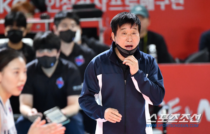 유종의 미를 위한 분투. 베테랑 감독의 아쉬움과 희망 "남은 경기도 이렇…