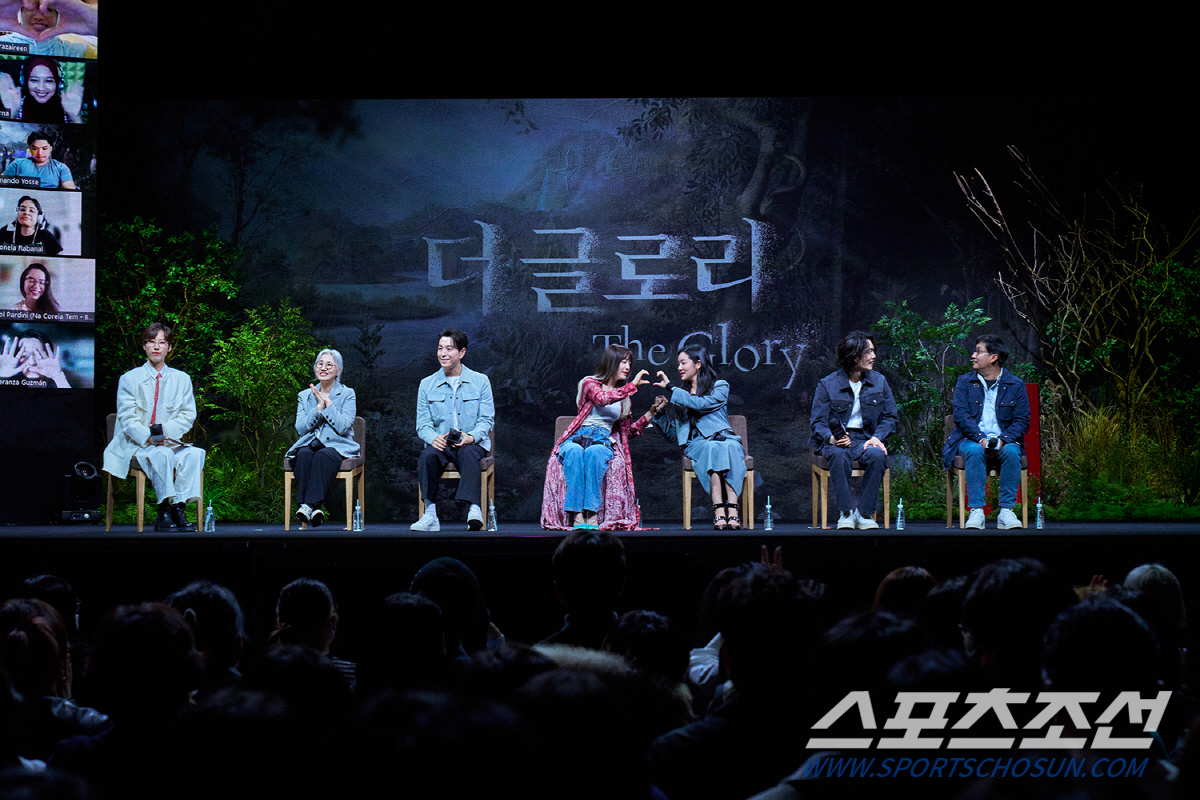 [종합] "내가 봐도 무섭도록 잘썼더라"…파트2 기대감 폭증시킨 김은숙 …