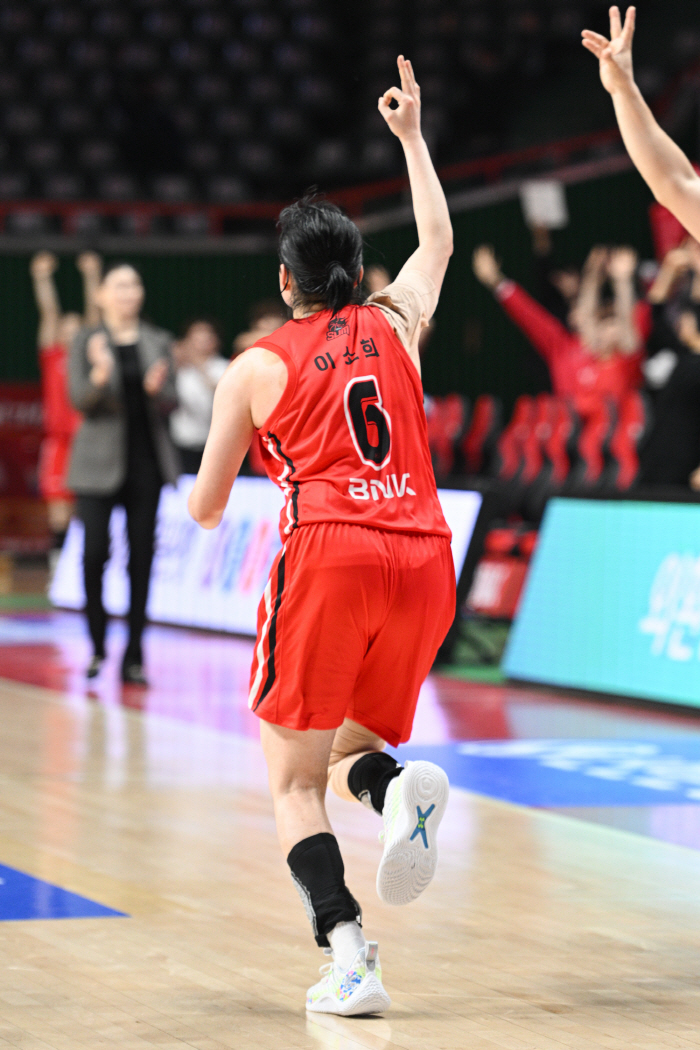 [현장분석] 슈퍼크랙의 폭발! BNK 66대56 삼성생명 제압. 1차전 이소희는 어떻게 승부처 지배했나