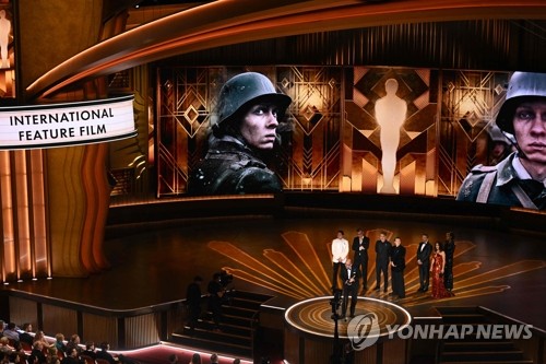 (로스앤젤레스 AFP=연합뉴스) 스웨덴 출신 에드워드 버거 감독이 12일(현지시간) 미국 캘리포니아주 로스앤젤레스 돌비극장에서 열린 제95회 아카데미 영화상(오스카상) 시상식에서 영화 '서부전선 이상 없다'로 국제장편영화상을 받고 있다. 이 영화는 1차 세계대전 당시 서부전선에서 싸운 독일군 청년들의 이야기를 소재로 다룬다. 2023.03.13 jason3669@yna.co.kr