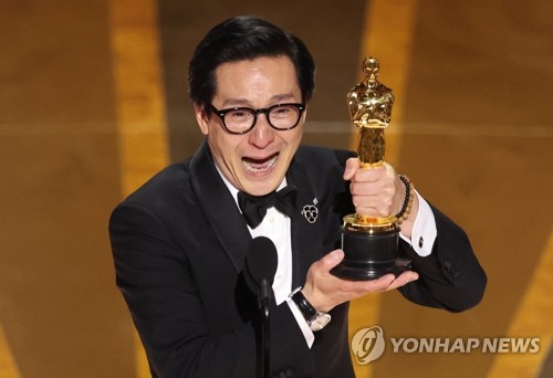 '에브리씽', 아카데미 7관왕…양쯔충 첫 아시아계 여우주연상