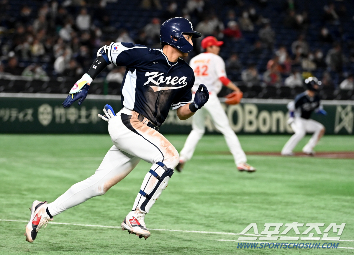 대주자 박병호라고? 2루타 치고 교체된 이정후, 왜?[도쿄 현장]