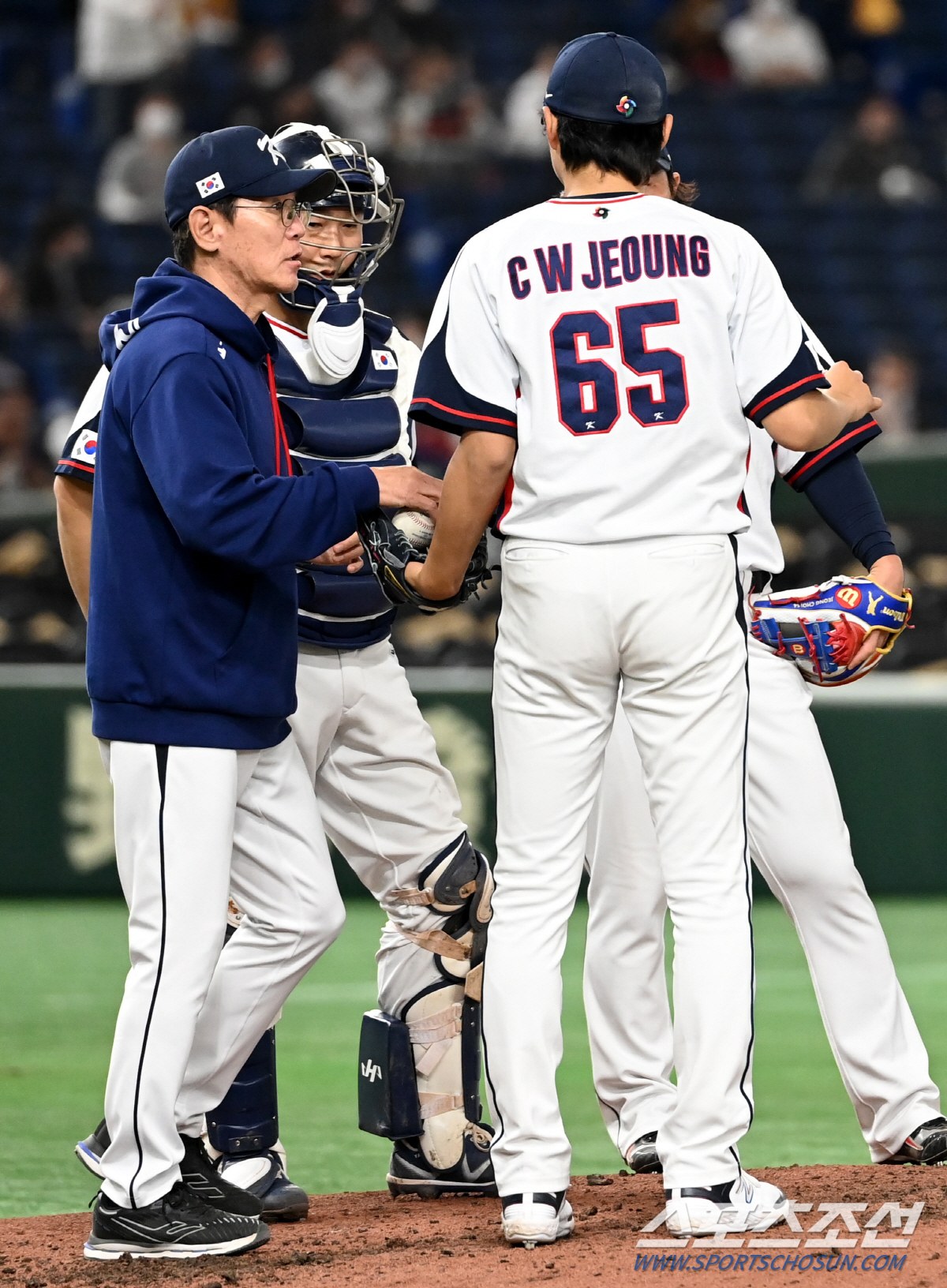 '왜 우리 팀 투수만…' 부글부글 끓어오르는 팬심, 최악의 참사→내부 …