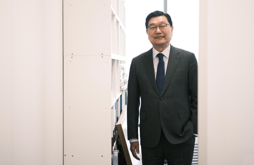 (서울=연합뉴스) 류효림 기자 = 정덕구 니어(NEAR)재단 이사장이 지난 9일 서울 서초구 재단 사무실에서 인터뷰에 앞서 포즈를 취하고 있다. 2023.3.14 ryousanta@yna.co.kr