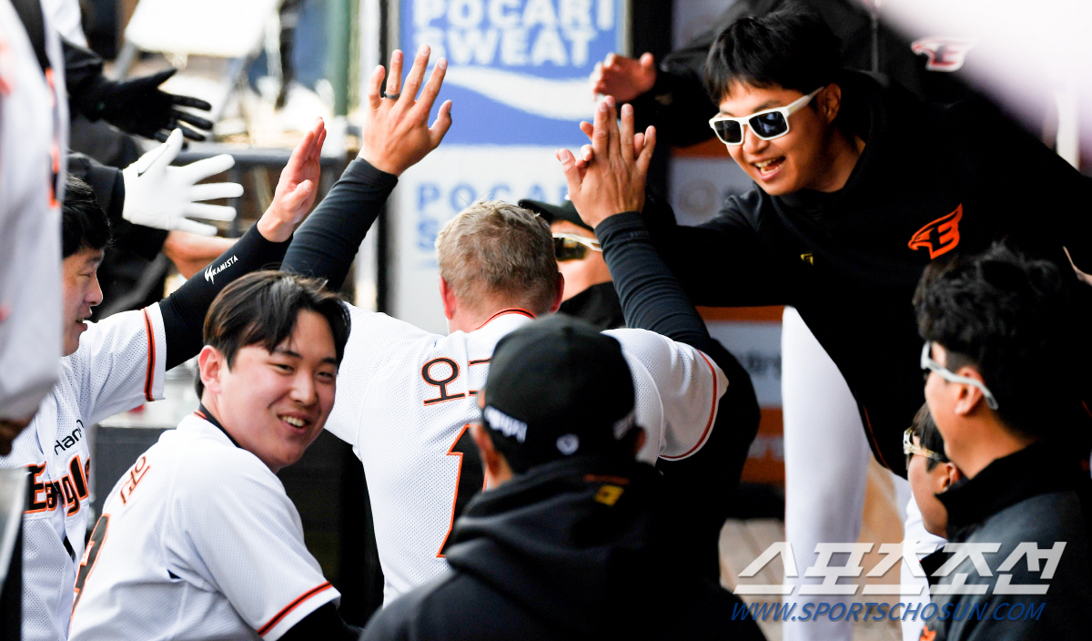 '뒤통수가 얼얼해' 첫날부터 홈런포 오그레디...채은성 격한 축하 '설레…