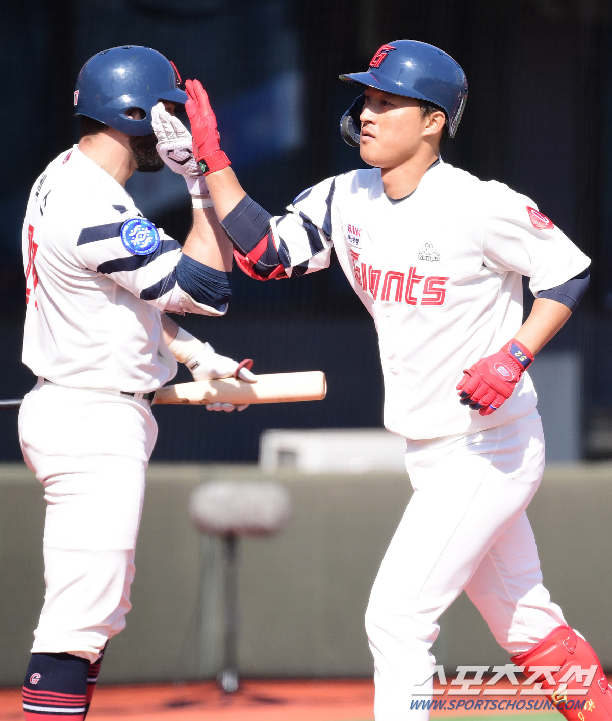 '노진혁 스리런→유강남 만루포' 홈런 군단 거듭난 롯데? 이틀 연속 무력…