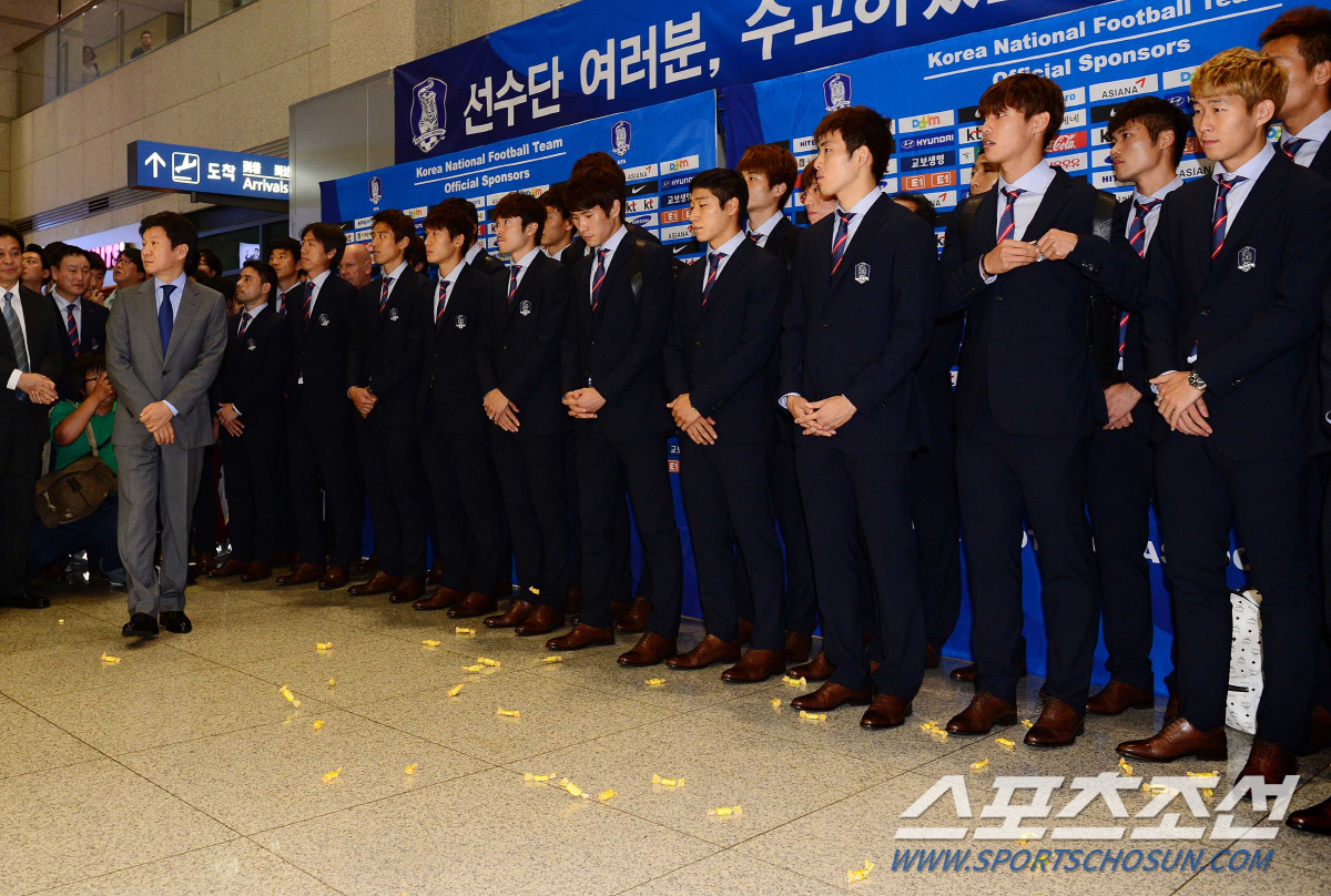 ‘엿사탕을 맞을지언정’ 대표팀 선수들은 왜 어떤 인사도 하지 못한 채 뿔…